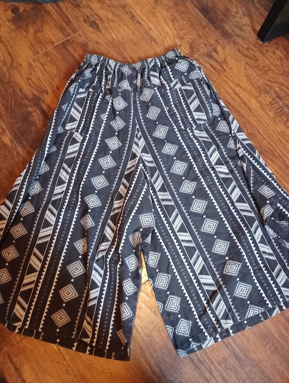 Official Harem Pants Brand Elephant Print Wide Leg Capri Pants